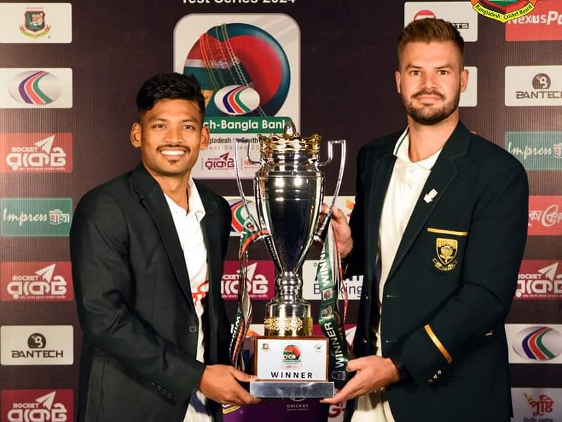 Bangladesh skipper Najmul Hossain Shanto and South Africa’s Aiden Markram pose for a photo with the Test series trophy on 20 October 2024