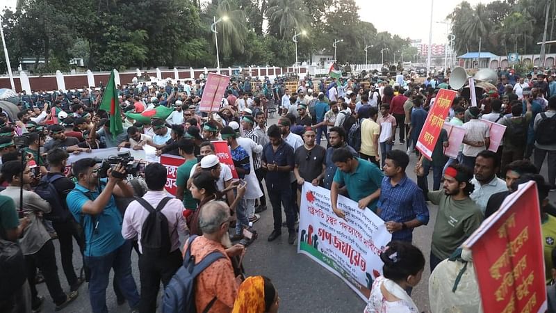 People are demonstrating in front of Bangabhaban demanding resignation of president Md Shahabuddin