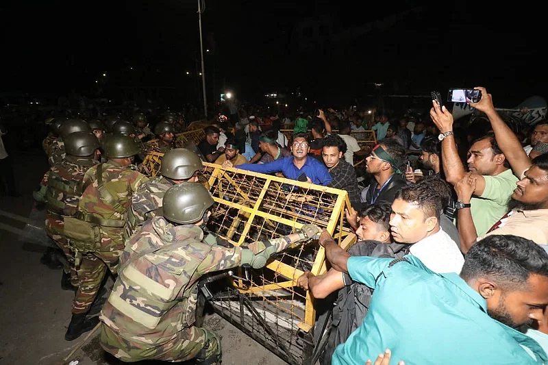 Protesters demonstrating in front of the Bangabhaban, the official residence of the president, on demand of the resignation of President Mohammed Shahabuddin in Dhaka around 8:15 pm on 22 October 2024