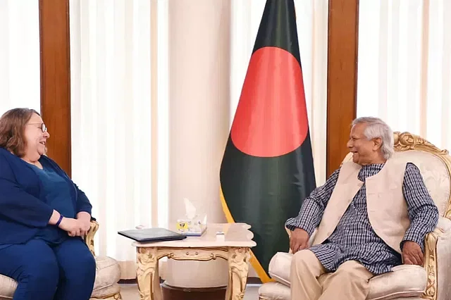 Charge d'Affaires of the United States Embassy in Dhaka Helen LaFave and Chief Adviser Professor Muhammad Yunus