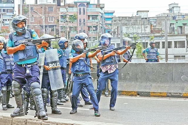 The cops are in action in the capital's Jatrabari area during the anti-discrimination student movement on 18 July, 2024.