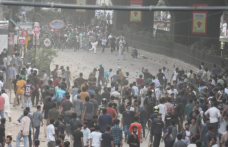 The police members and leaders and activists of the Bangladesh Awami League and Bangladesh Chhatra League attacked a rally of Students Against Discrimination (SAD) in Muradpur of Chattogram on 16 July. Construction worker Saiful Islam from Maheshkhali in Cox’s Bazar along with many other people sustained injuries in the attack.