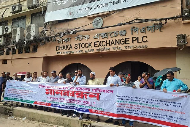 Investors demonstrate in front of the DSE building in Motijheel, Dhaka, protesting against the ongoing decline in the share market.