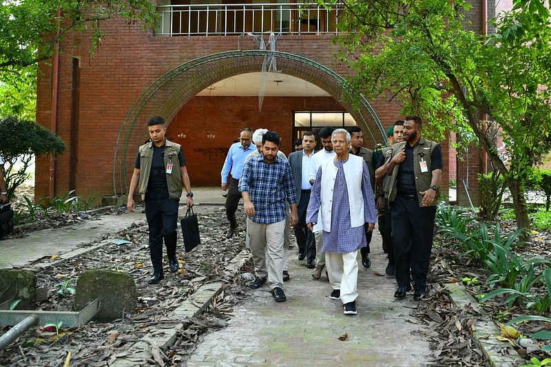 Chief adviser Dr Muhammad Yunus along with other advisers visits the Ganabhaban on 28 October 2024.