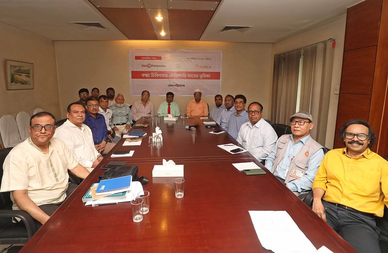 Speakers at a roundtable titled 'The Role of the Private Sector in Tuberculosis Treatment' organised by ICDDRB and Prothom Alo on 21 October at a restaurant in Lalkhan Bazar, Chattogram