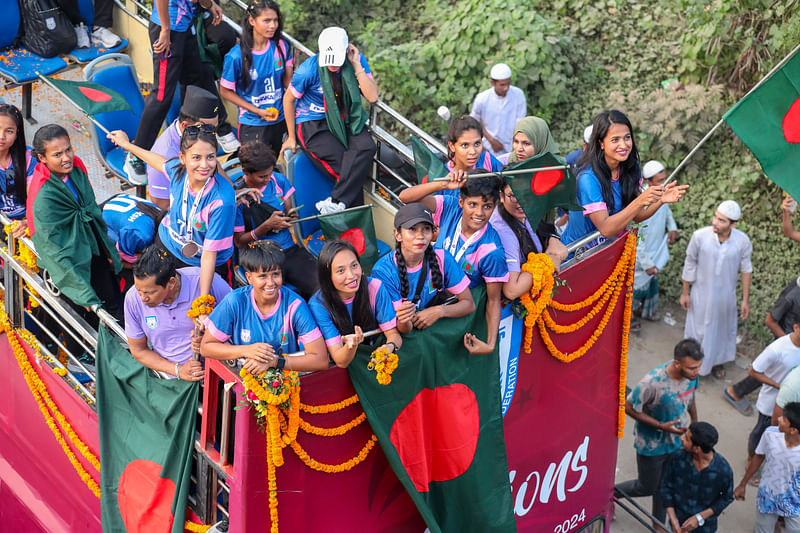 The girls reached the Bangladesh Football Federation headquarters on a well-equipped open-top bus