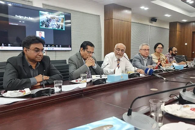 Members of the white paper preparation committee exchange views with members of the Economic Reporters Forum at the Planning Commission in Agargaon on 31 October 2024