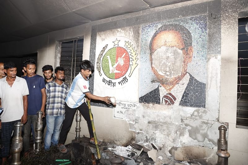 A group of people are seen vandalising the mural of Jatiya Party chairman Hussain Muhammad Ershad at the party head office in Bijoynagar, Dhaka on 31 November 2024.