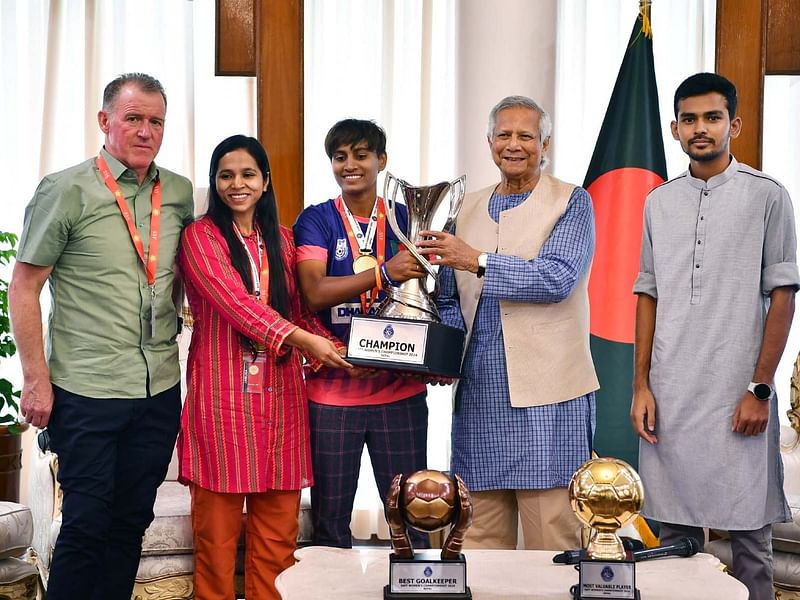 The chief adviser hosts a reception for the SAFF Championship winning Bangladesh women's football team at the State Guest House Jamuna on 2 November, 2024.