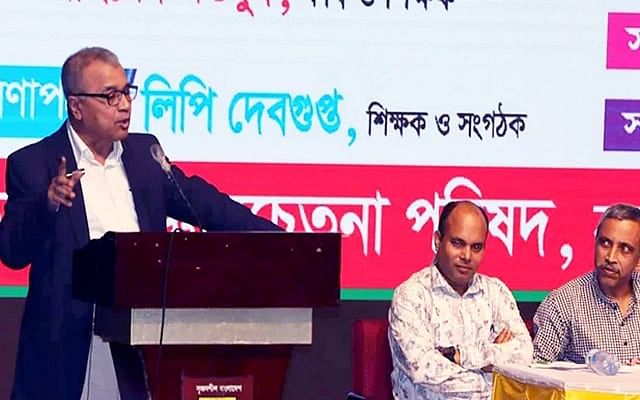 Professor Salimullah Khan speaks at a seminar in Rangpur on 2 November 2024.