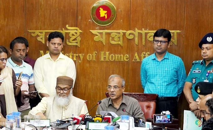 Home affairs adviser Lt. Gen. (retd) Md Jahangir Alam Chowdhury holds a meeting with two factions of the Tabligh Jamaat at the Ministry of Home Affairs on 4 November 2024