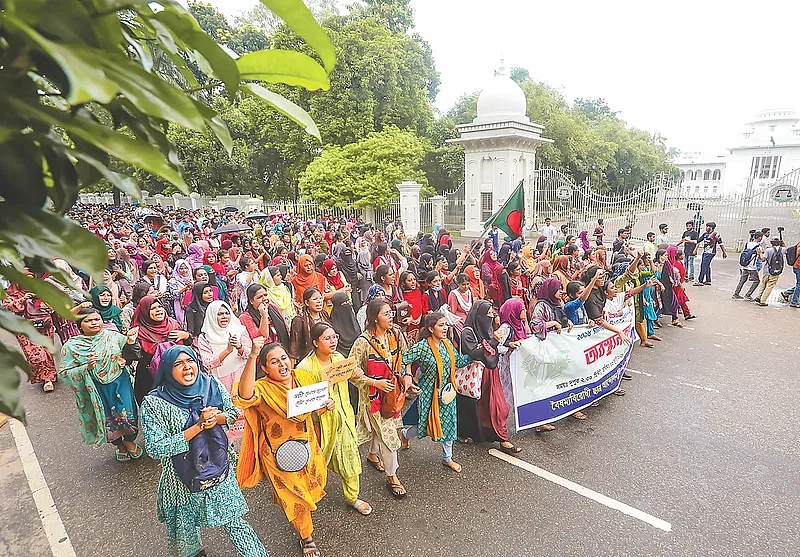 Students demonstrating in front of the High Court against an order of the High Court regarding the quota system in government jobs on 3 July 2024