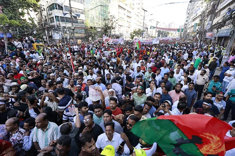 A section of BNP leaders and activists and supporters in front of the party headquarters at Naya Paltan, Dhaka on 8 November 2024