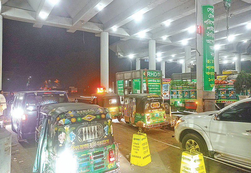 Photo shows vehicles queuing to pay toll at Shah Amanat Bridge in Chattogram on 8 November 2024.