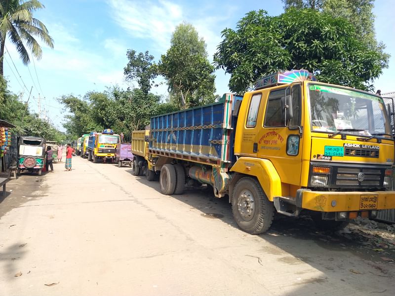 50 trucks stranded as ferry services on Rowmari-Chilmari route suspended