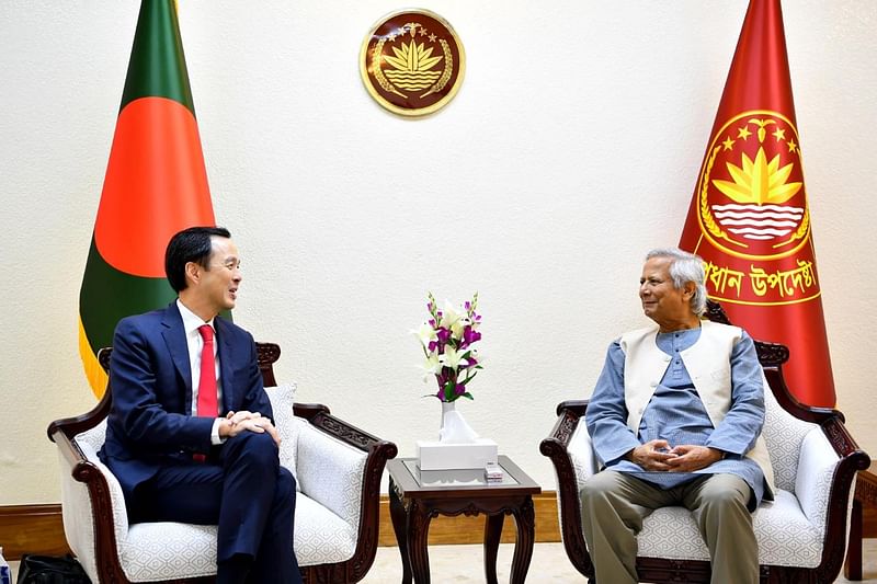 Singapore's ambassador to Bangladesh Derek Loh and chief adviser Dr Muhammad Yunus meet on 10 November 2024.