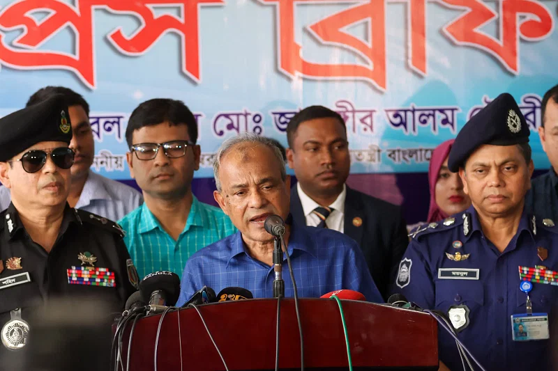 Lt Gen (retd) Jahangir Alam Chowdhury speaks to the media in Barishal on 14 November, 2024.