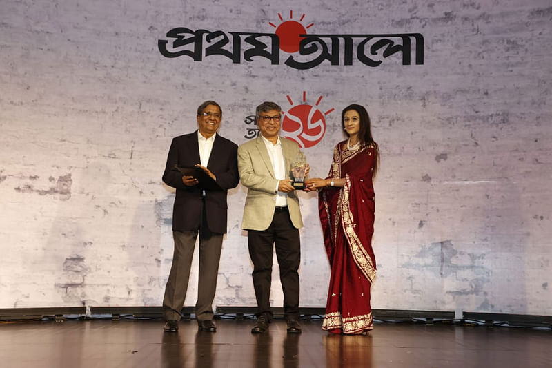 Mediastar Limited and Transcom Group’s chief executive officer (CEO) Simeen Rahman (R) and Prothom Alo editor Matiur Rahman (L) hands over Latifur Rahman award to AKM Zakaria (M) at an event marking Prothom Alo’s 26th anniversary at the Radission Blu Dhaka Water Garden in the capital on 15 November 2024