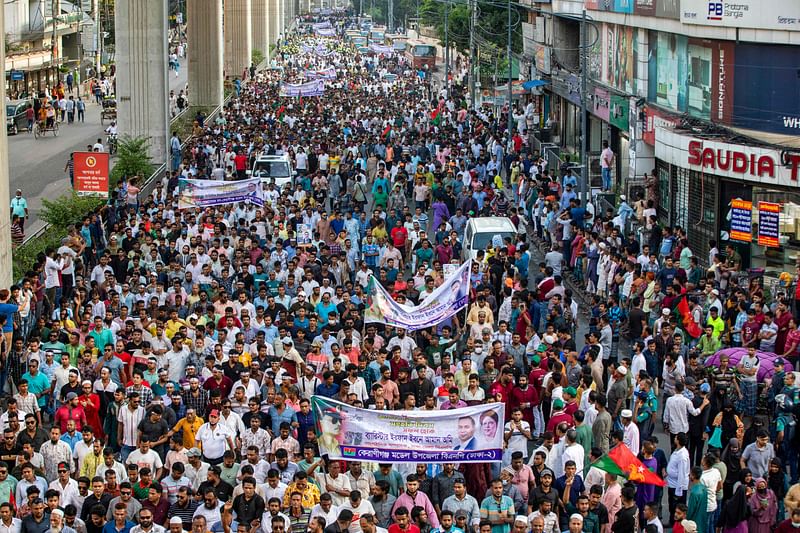 Bangladesh Nationalist Party (BNP) leaders and supporters march to protest and protect the voting rights of the people, in Dhaka on 8 November, 2024.