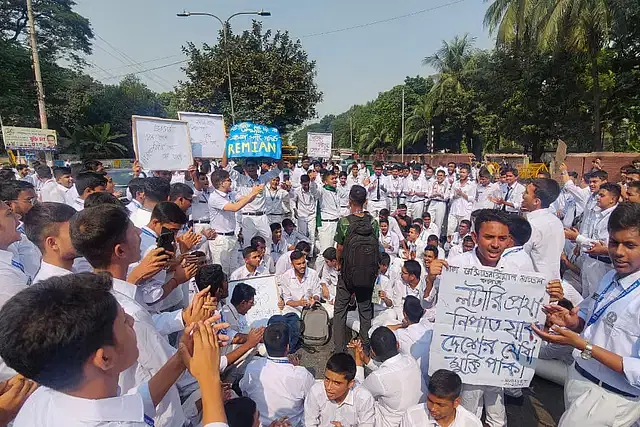 Students block the main road in front of the Dhaka Residential Model School and College in the capital on 17 November, 2024.