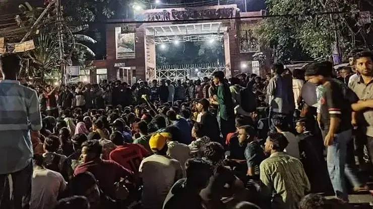 Students of Government Titumir College demonstrates blocking the road in the capital’s Mohakhali area on 18 November 2024