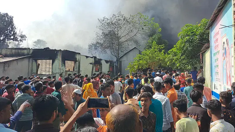 Agitated workers set an RMG factory named ‘Amazon Knitwear’ on fire near Zirani Bazar area in Gazipur city on 18 November 2024.