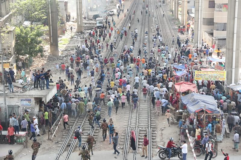 Drivers of battery-run rickshaw blocked rail tracks in Mohakhali on 21 November