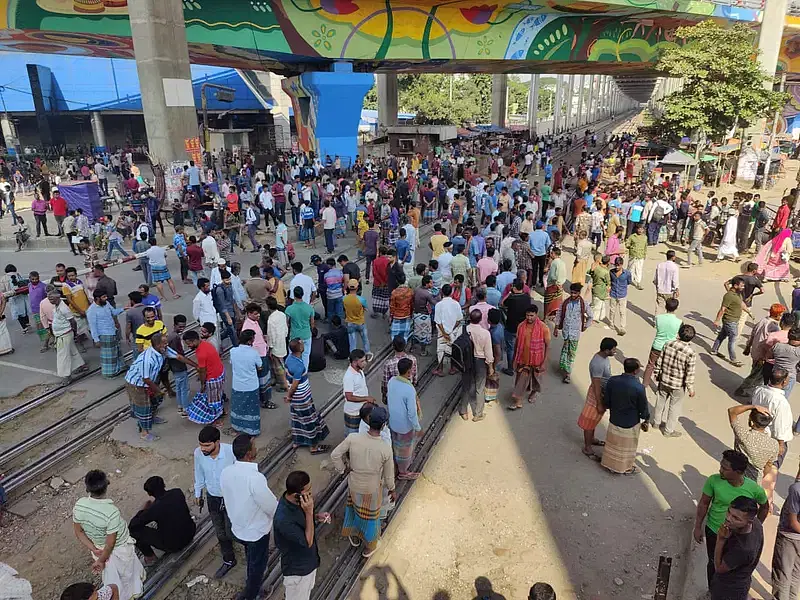 Battery-run rickshaw drivers demonstrating blocking rail tracks and roads in Mohakhali area of Dhaka on 21 November 2024