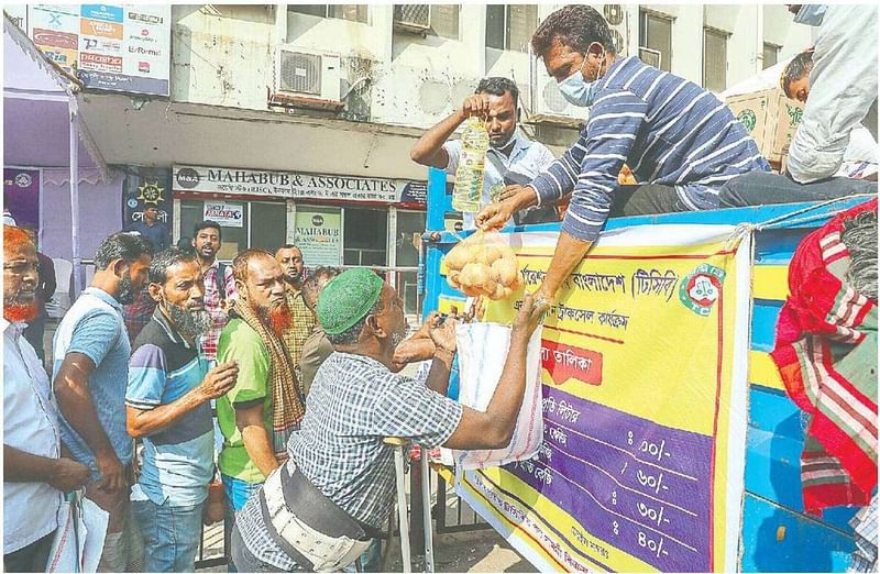 TCB sold products on trucks at 50 spots in the capital on 20 November 2024. Many people had to return empty handed as each of the trucks had products for 350 people