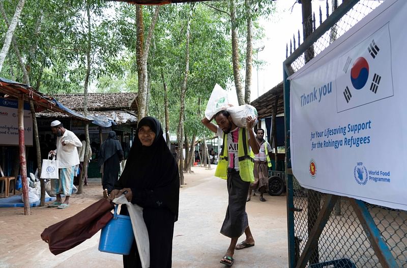 A Rohingya woman leaves a WFP e-voucher outlet after purchasing food for her family in Cox’s Bazar.