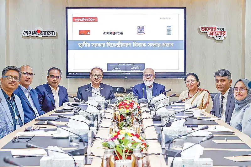 Anowarul Haq, Tofazzal Hossain, Kazi Maruful Islam, AKM Tariqul Alam, Tofail Ahmed, Shaheen Anam and Mahfuz Kabir at a roundtable titled ‘Towards Effective, Transparent and Accountable Local Governance’ at Prothom Alo office in Dhaka on 24 November 2024.