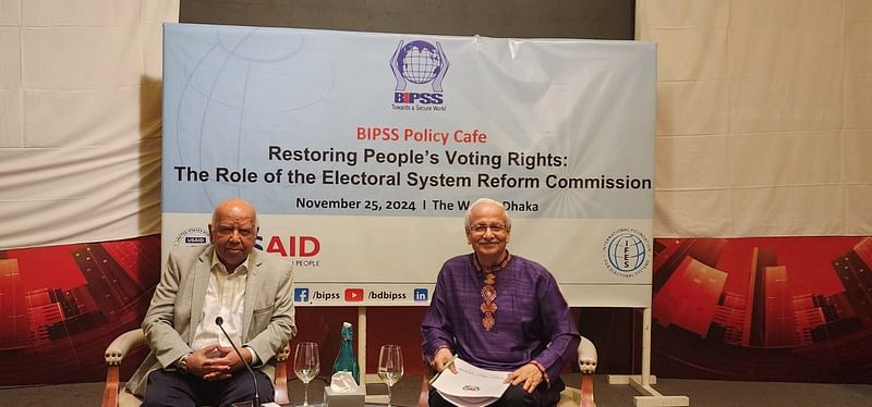 Badiul Alam Majumdar (L) with Maj Gen Muniruzzaman (retd) at the BIPSS Café event