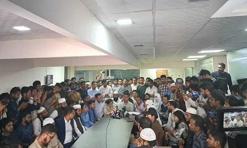 Students against Discrimination convener Hasnat Abdullah briefs media following a meeting with the leaders of 19 student organisations at Rupayan Trade Centre in Dhaka's Banglmotor intersection area early on 26 November 2024