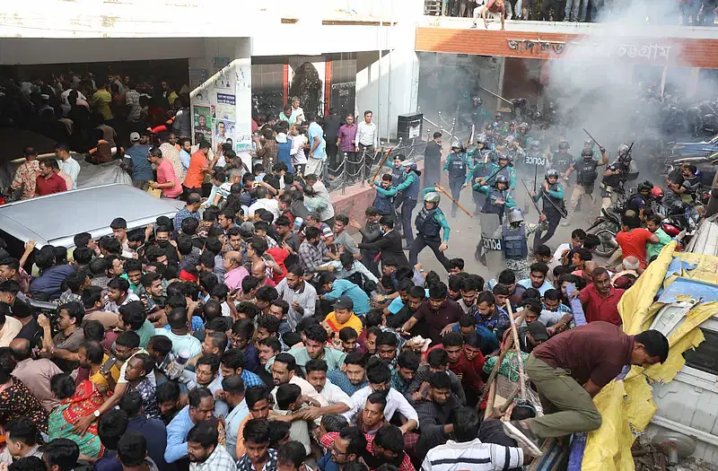 Supporters of Bangladesh Sammilita Sanatani Jagaran Jote spokesperson Chinmoy Krishna Das Brahmachari lock in a clash with the police on the Chattogram court premises on 26 November 2024