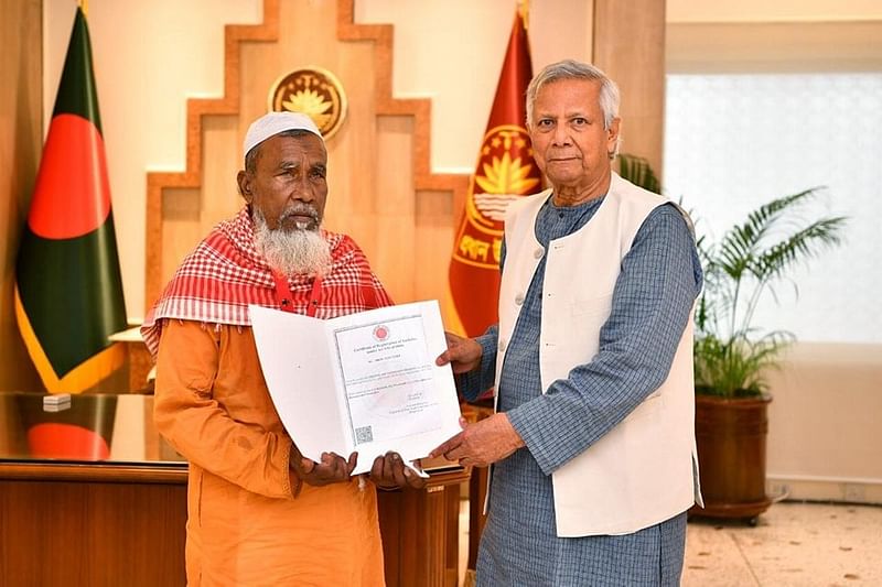 The chief adviser hands over the certificate of the Shahid Abu Sayed Foundation to the family members of martyr Abu Sayed  on 28 November, 2024.