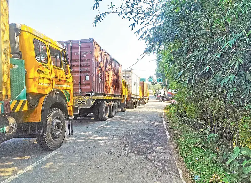 Trucks with goods to be exported to India from Bangladesh wait in queues in Birirbazar, Cumilla around 10:00 am on 4 December 2024