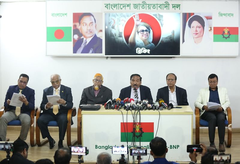 BNP standing committee M Hafizuddin Ahmed (3rd from right) addresses a press conference at the BNP chairperson’s office in Dhaka’s Gulshan on 10 December 2024.