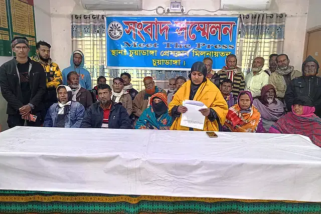 Relatives of victims in Chuadanga alleged that 37 individuals were lured to Libya by traffickers who promised them jobs in Italy, only to be held captive and forced to pay large sums of money. The victims’ families held a press conference at the Chuadanga Press Club on Thursday afternoon.