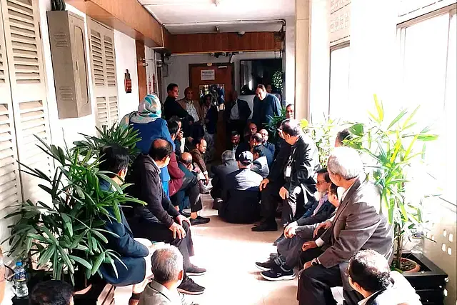 Several deprived officials take position in front of the office of the public administration ministry on 15 December 2024