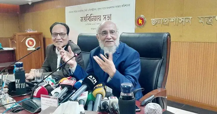 Abdul Muyeed Chowdhury, chairman of the public administration reform commission, speaks at an exchange of views with journalists at the Secretariat on 17 December, 2024.