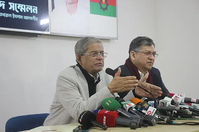 BNP secretary general Mirza Fakhrul Islam Alamgir (L) addressing a press briefing in the morning of 19 December 2024 at the party chairperson's office in Gulshan, Dhaka