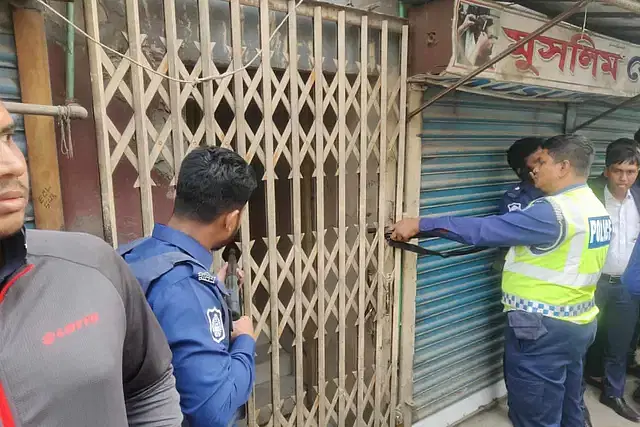 Law enforcers took position outside the Rupali Bank branch in Keraniganj on 19 December, 2024.