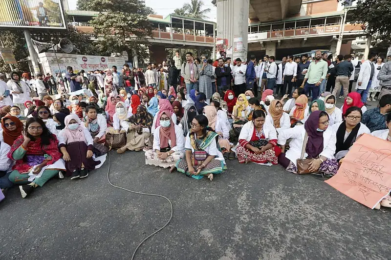 Trainee physicians have blocked Shahbagh intersection in the capital, demanding pay rise.