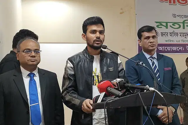 Sports adviser Asif Mahmud Shojib Bhuyain talks to newspersons at the Baliadangi Upazila Parishad Hall in Thakurgaon on 25 December 2024