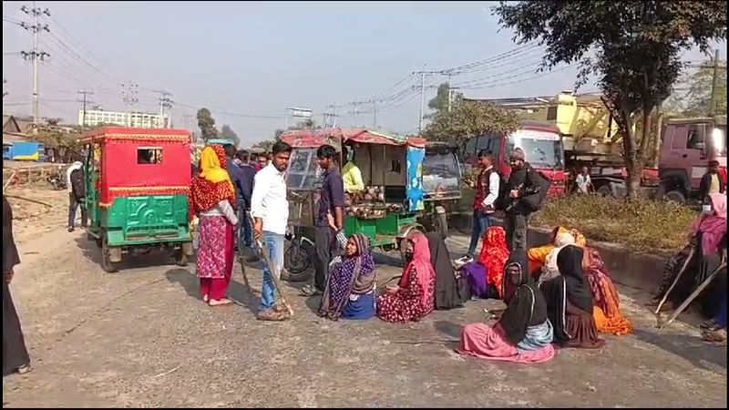 RMG workers block Chandra-Nabinagar highway in Gazipur