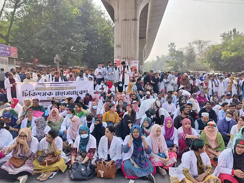 Postgraduate private trainee physicians affiliated with BSMMU and BCPS are holding a road blockade at Shahbagh intersection in the capital demanding pay rise on 29 December 2024.