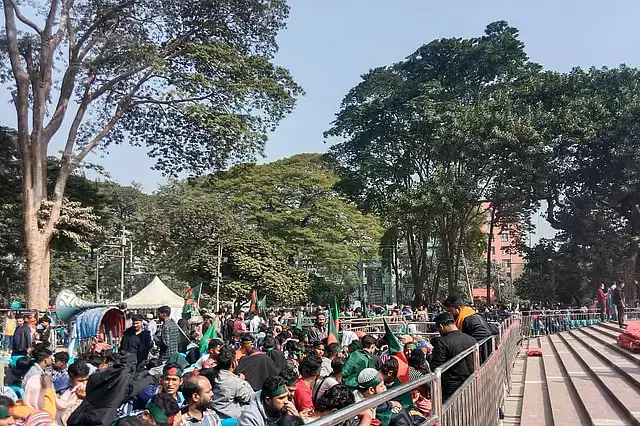 Students and general people at the Shaheed Minar premises, Dhaka University, on the afternoon of 31 December, 2024.