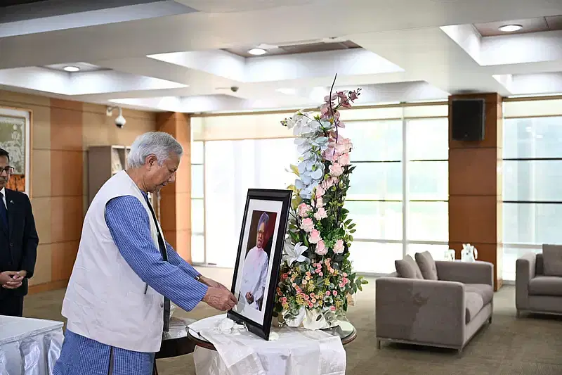 Chief Adviser Dr Muhammad Yunus Tuesday pays tribute to former Indian Prime Minister Manmohan Singh