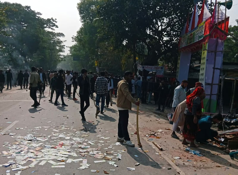 Clashes break out between the locals and the activists of the Students Against Discrimination in Mollahat upazila of Bagerhat on 31 December 2024.