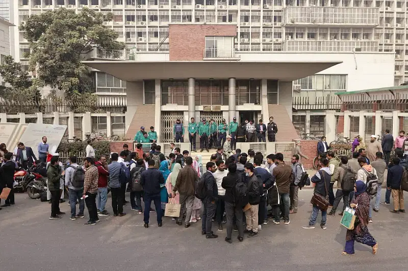 The dropped candidates of 43rd BCS before the secretariat in Dhaka on 1 January 2025.